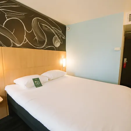 Ibis Centre Gare Готель
